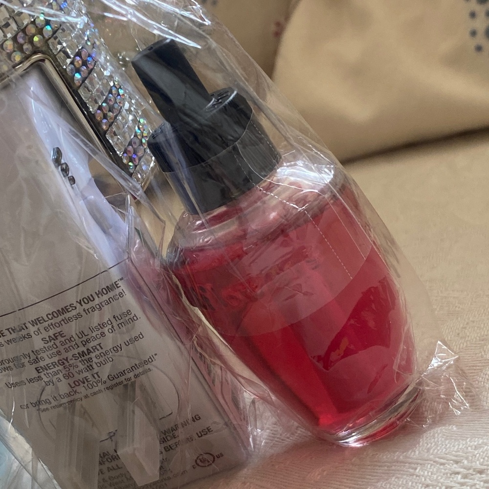 Shine & Sparkle Wallflowers Scent Control Fragrance Plug + 2 Fragrance Refills - Picture 4 of 16